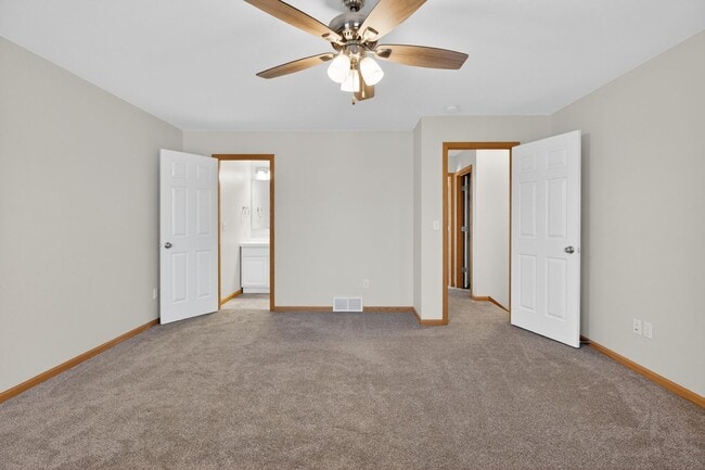 Building Photo - 3 Bedroom 3.5 bath