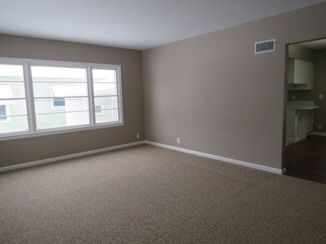 Building Photo - 3 Bedroom (1 non-egress) / 1 Car Garage located near the hospitals and colleges!