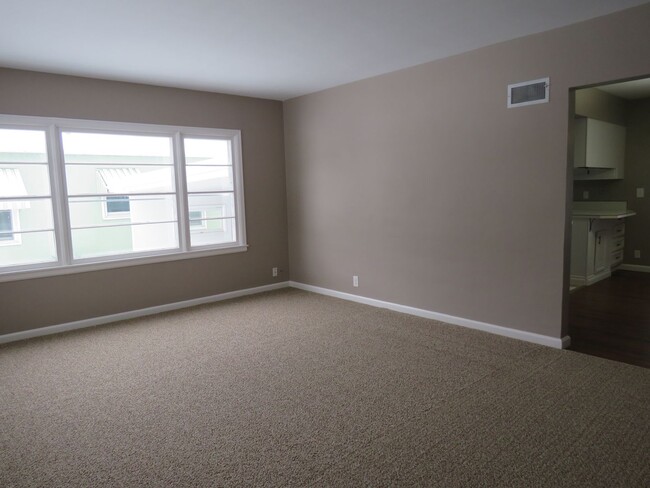 Building Photo - 4 Bedroom (2 non-egress) / 1 Car Garage lo...