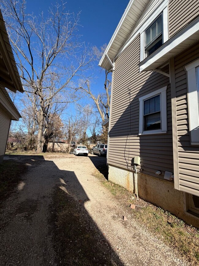 Building Photo - Spacious Duplex