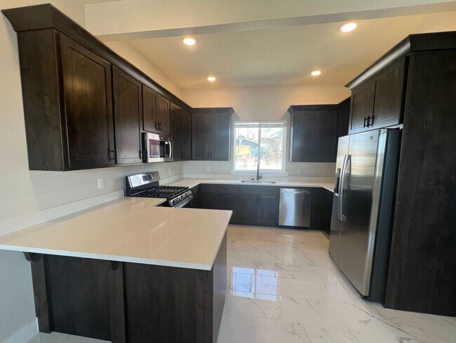 Building Photo - 4910 Wagon Wheel Dr E