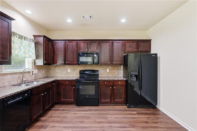 Building Photo - 906 Donington Cir SE