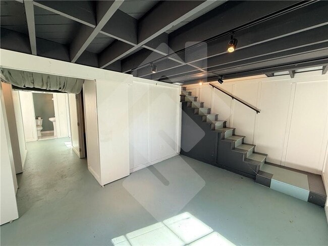 Building Photo - 140 Spring Dr