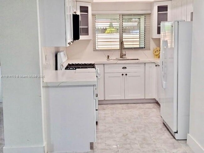 Building Photo - 7439 Twin Sabal Dr