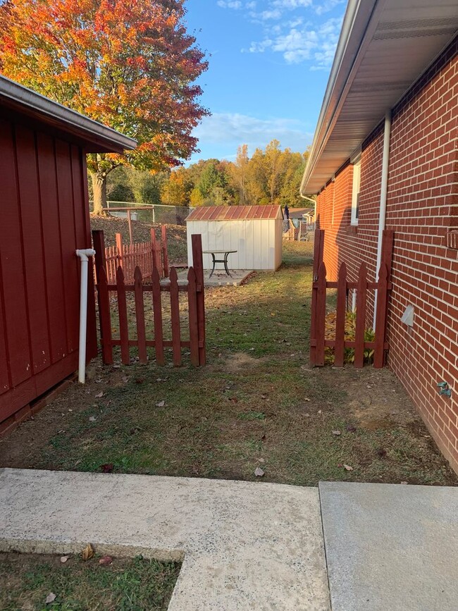 Building Photo - 3 Bedroom / 1.5 Bath One level Home  Gray TN 37615
