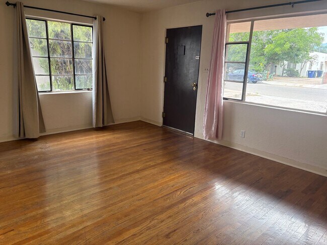 Building Photo - 223 Solano Dr NE