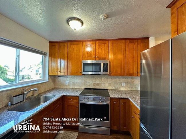Building Photo - 704 Santa Alicia Dr
