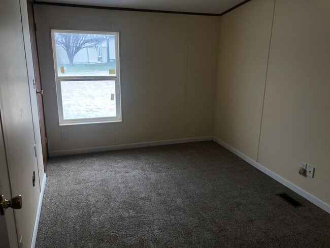 Building Photo - Country living close to town on 1 acre!