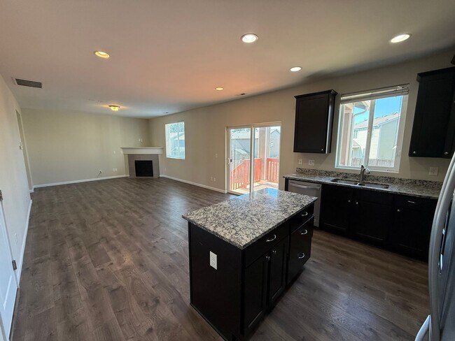 Building Photo - Spacious Modern Puyallup Home