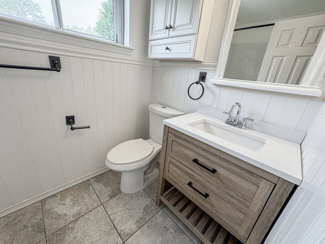 Building Photo - COME MEET YOUR NEW HOME IN KINGS GRANT!