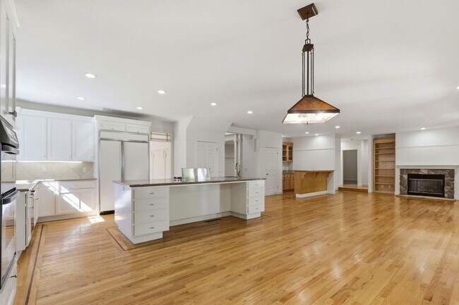 Building Photo - Gorgeous 5-Bedroom Los Gatos Home