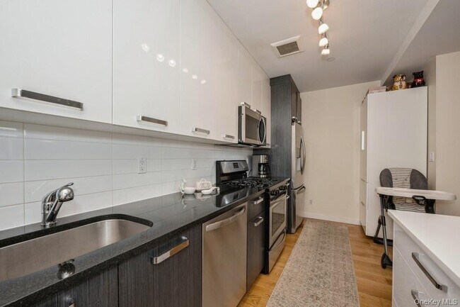 Building Photo - 1251 E 19th St
