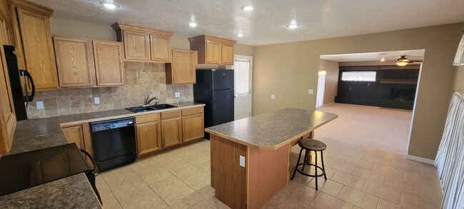 Building Photo - LARGE HOME WITH MANY UPDATES