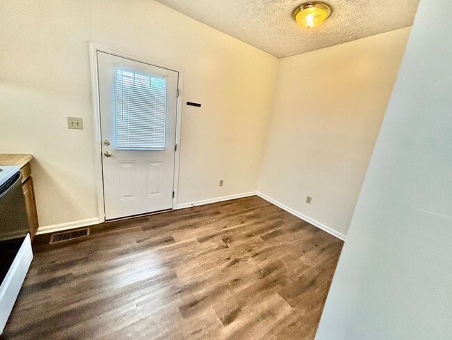 Building Photo - 2 Bedroom Duplex within walking distance o...