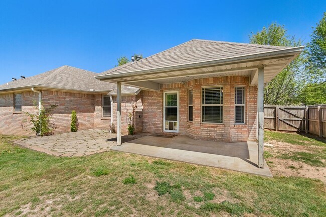 Building Photo - Come home to this gorgeous, light-filled home with an enormous and beautiful backyard!