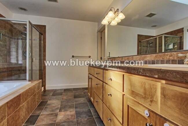 Building Photo - 5 Bedroom, 3.5 Bathrooms on a Culdesac, Wa...