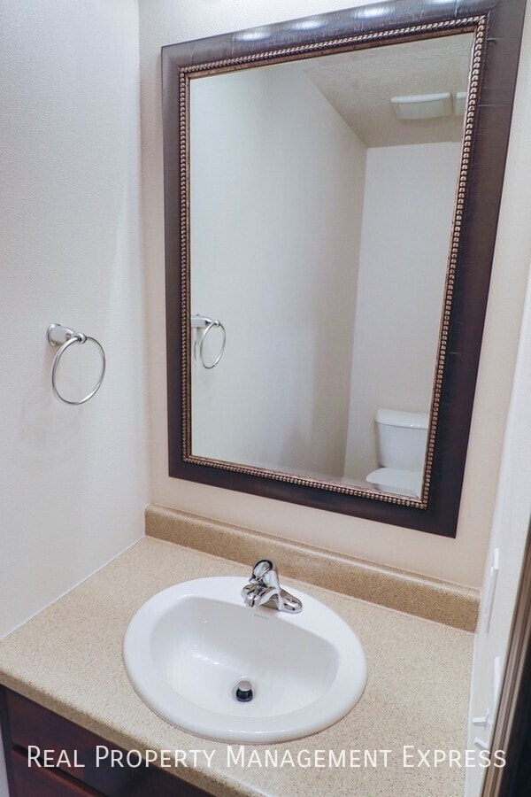 Building Photo - 3 Bedroom 1.5 Bathroom Townhome w/ Double Stall Attached Garage on the West side of Sioux Falls