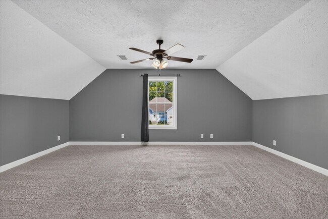 Building Photo - 645 Fox Hound Dr