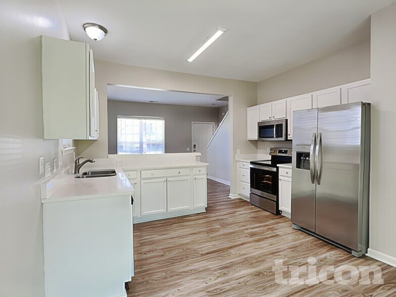 Building Photo - 5400 Peachwood Dr