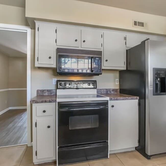 Building Photo - Cozy 3 Bed 2 Bath Available Fall 2025!
