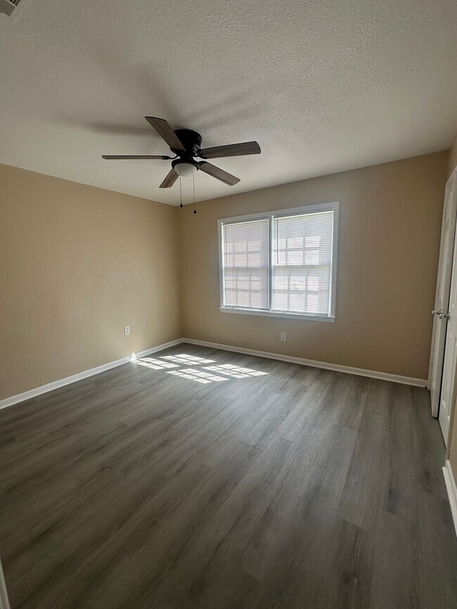 Building Photo - 4 Bed/2 Bath House