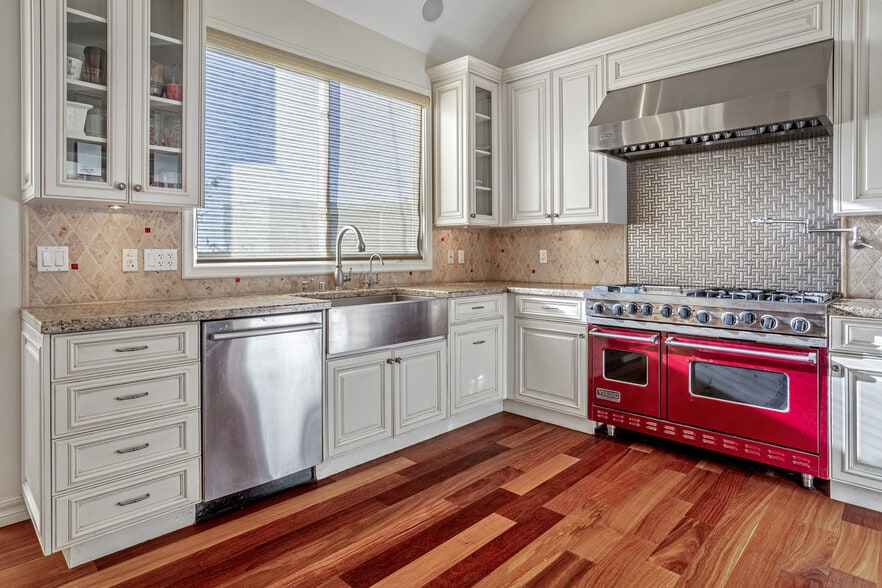 Building Photo - 318 26th St