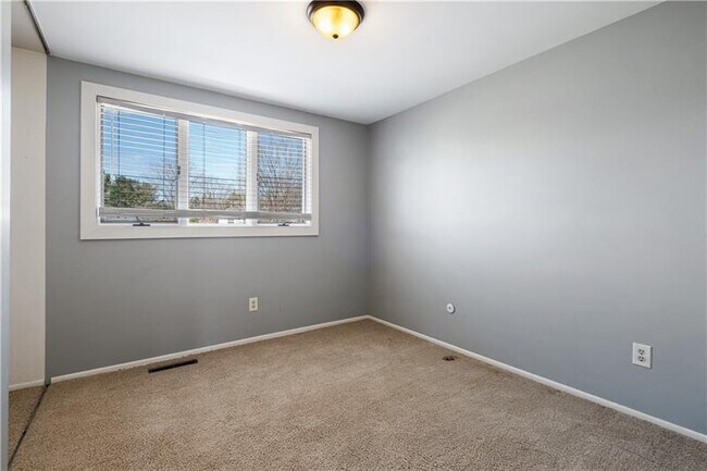 Building Photo - 16 Wheatfield Dr