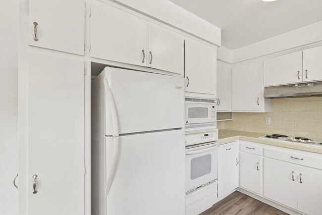 Building Photo - HUGE 2 bed 2 bath in Prime Santa Monica!
