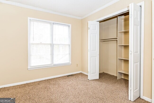Building Photo - 700 Redland Dr