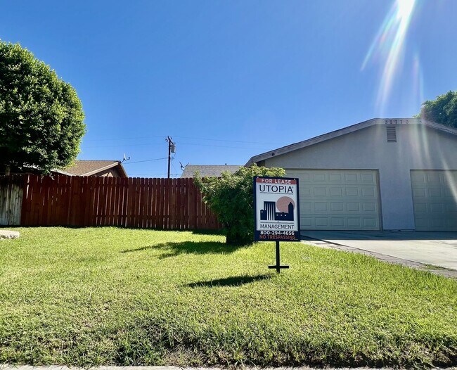 Building Photo - AVAILBLE NOW !!  3-bedroom 2 bath Duplex i...