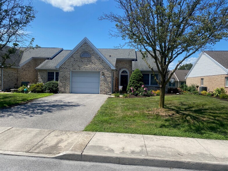 62 Sanibel Front View - 62 Sanibel Ln