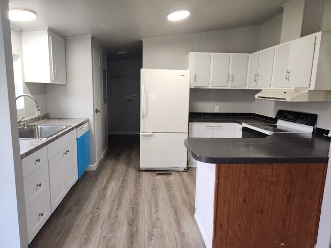 Building Photo - 3-bedroom 2 bath House