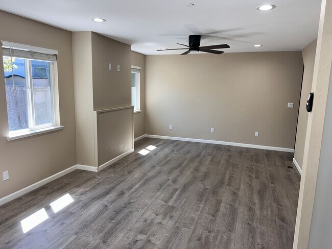 Building Photo - 6 bedroom/ 2.5 bath in Rohnert Park