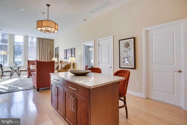 Building Photo - 8220 Crestwood Heights Dr