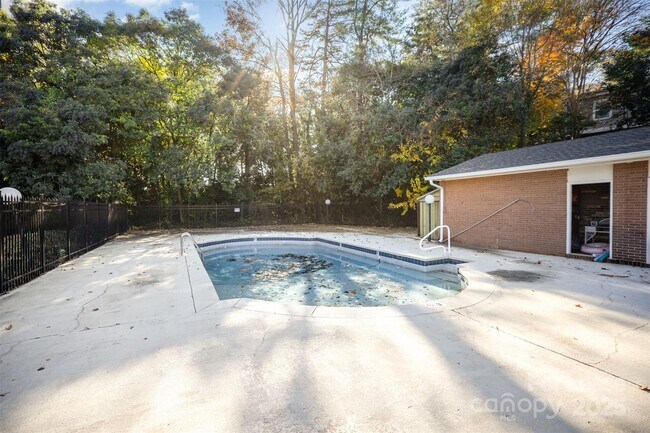 Building Photo - 4611 Hedgemore Dr