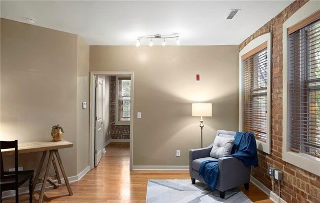 Building Photo - High-End Comfort in Every Detail