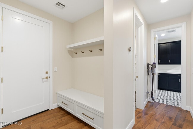 Building Photo - 4601 N Royal View Dr