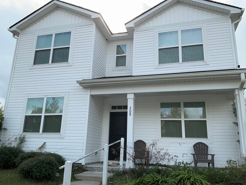 Primary Photo - 208 Clearwater Cir