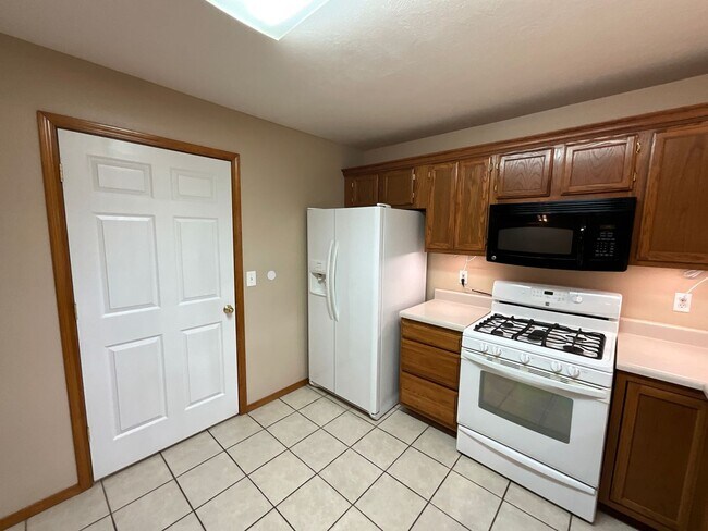 Building Photo - Beautiful Home on Private Setting