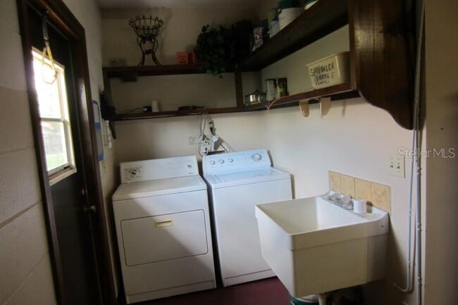 Building Photo - 2200 Oakview Cir