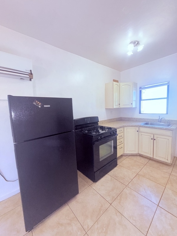 Building Photo - 2425 N Santa Rita Ave