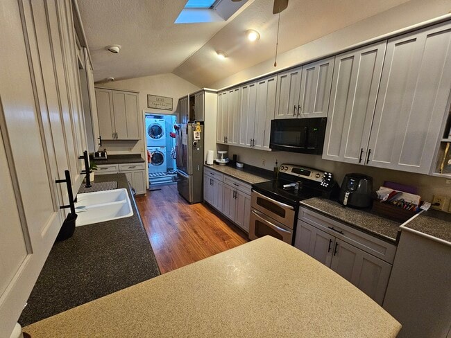 Building Photo - 175 Bluff View Dr