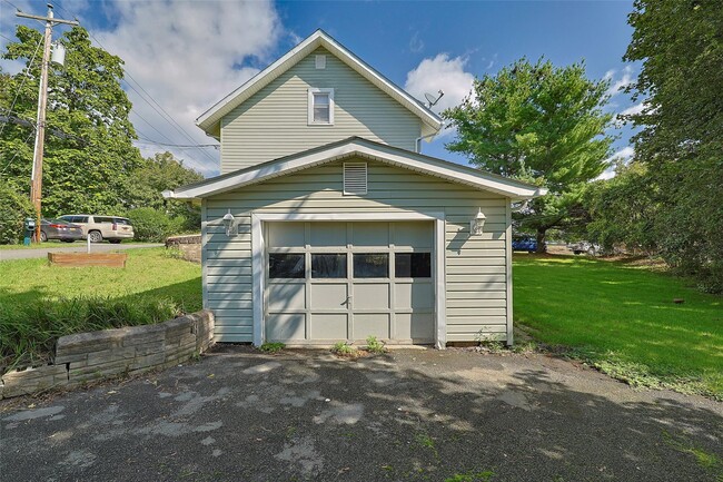 Building Photo - 18 Maples Ln