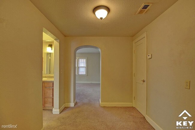 Building Photo - 1156 N Emporia St