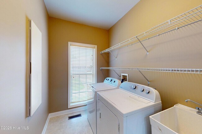 Building Photo - 1140 Greenbriar Dr