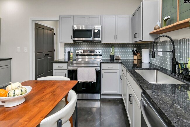 Building Photo - 816 Shull St