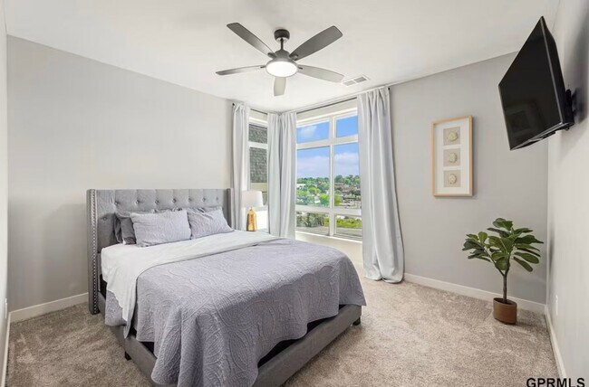 Building Photo - Fully Furnished 2 Master Suites | Luxe Tow...