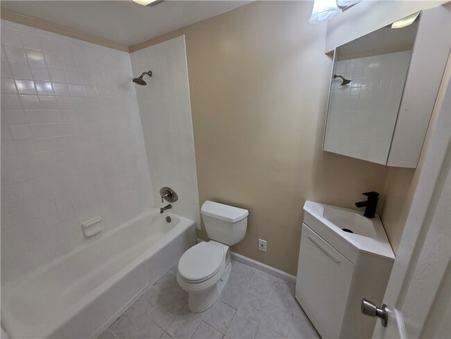 Building Photo - 32 Golden Rod Ln