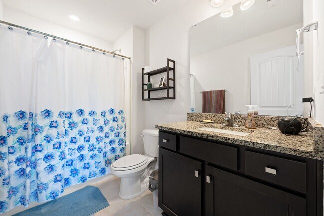 Building Photo - 3be / 2.5ba Easy Access to Duke Townhouse