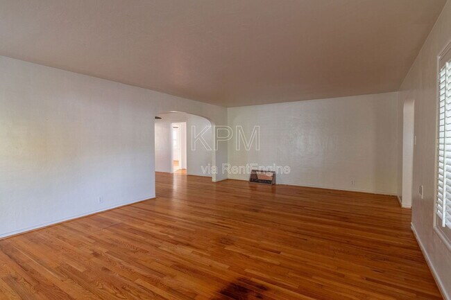 Building Photo - 966 W Mariposa Ave